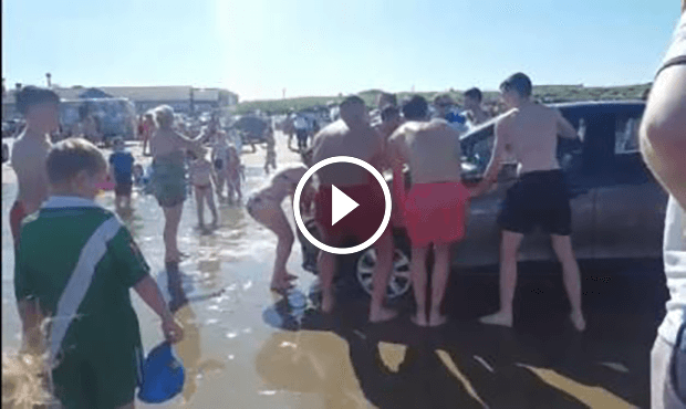 WATCH: Bettystown beachgoers save car from incoming tide