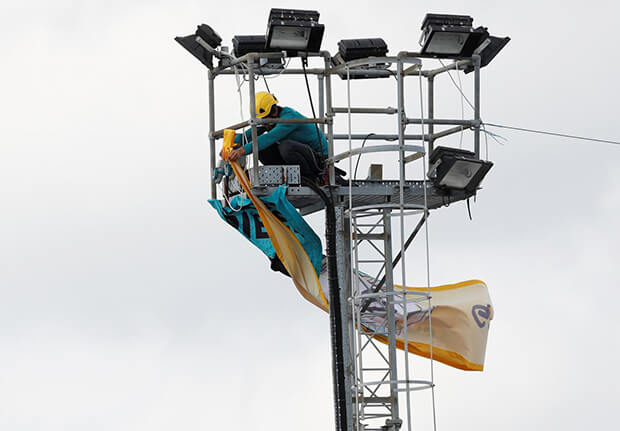 Greenpeace activists board ship transporting Volkswagen diesel cars to UK