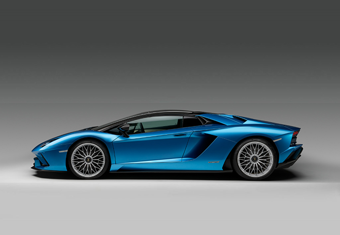 Lamborghini Aventador with Roof on